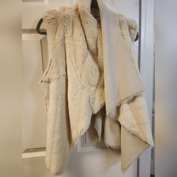Bebe Women’s Reversible Faux Fur / Faux Suede Vest Hanky Hem Open Front Small - Picture 2 of 8